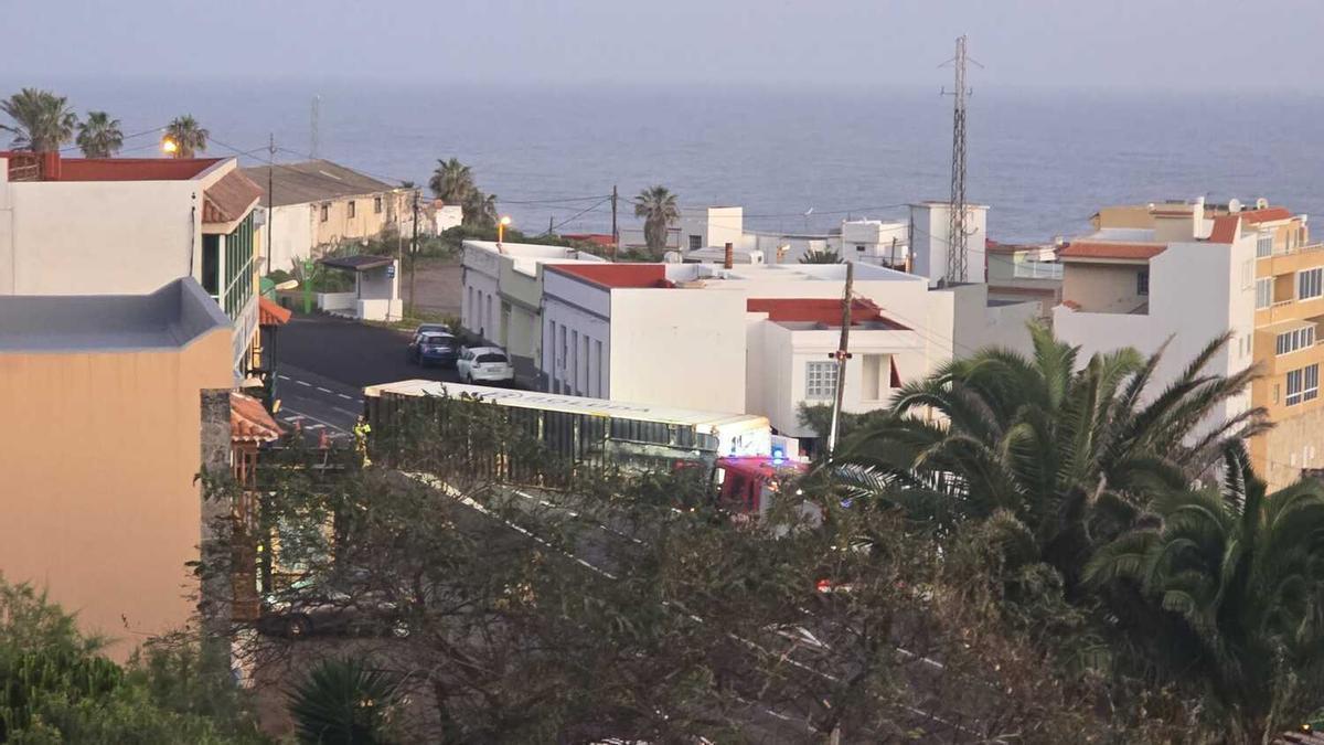 Un camión tráiler vuelca en Garachico