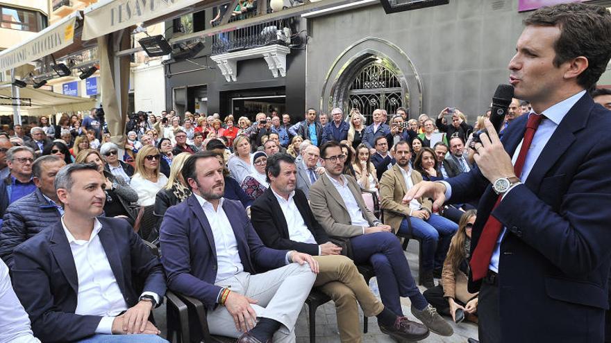 Casado se relaja en Elche con arroz, café y selfis antes de cerrar campaña