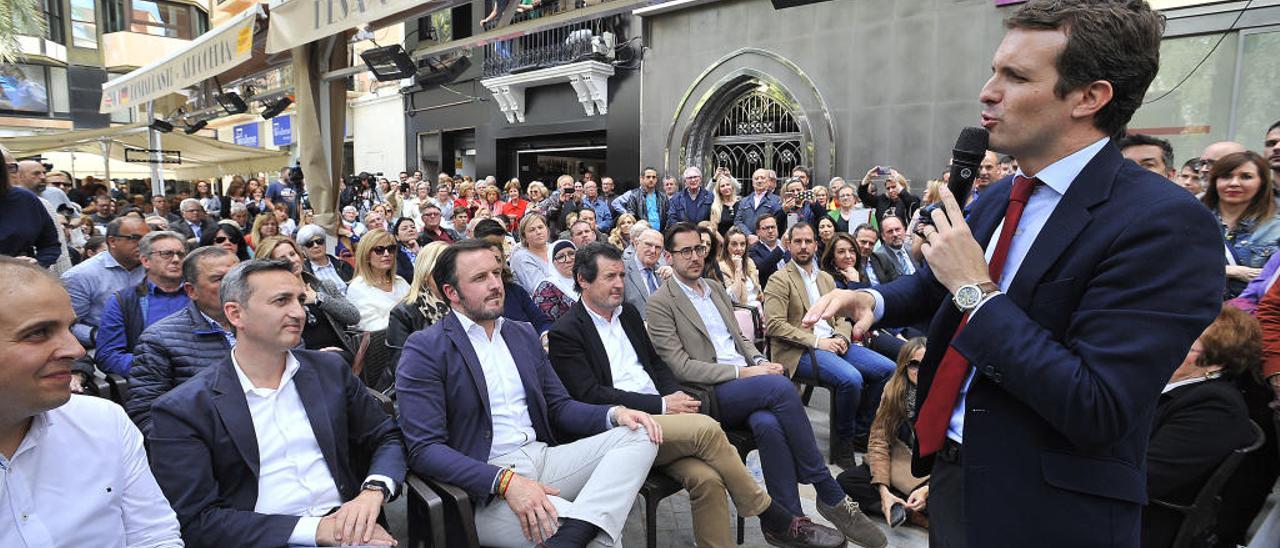 Casado se relaja en Elche con arroz, café y selfis antes de cerrar campaña