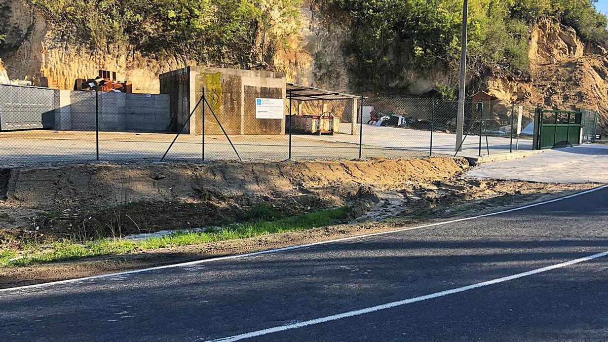 Punto de recogida de residuos sólidos urbanos en A Foz, Ribadavia.  |  // FDV