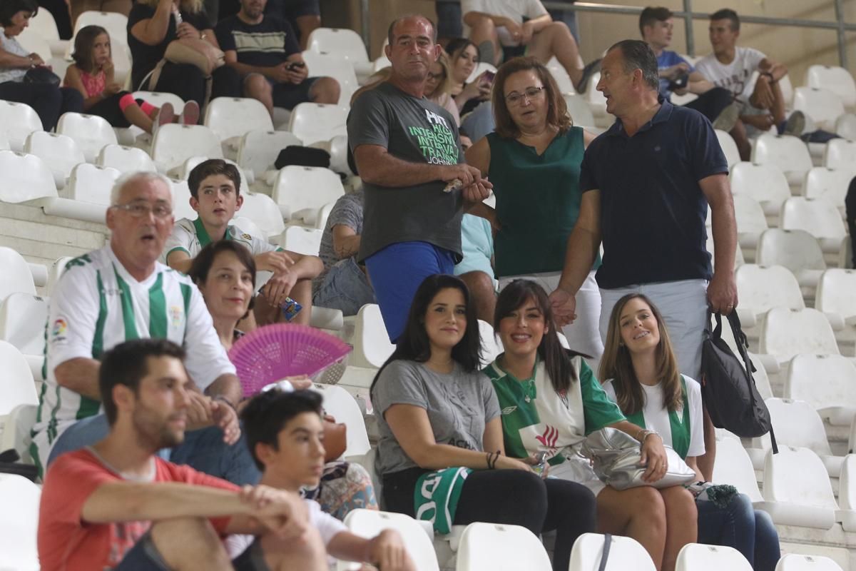 Aficionados en el encuentro de Copa del Rey