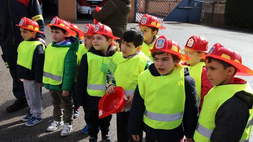 Los alumnos del Poeta Ángel González de Oviedo, bomberos por un día