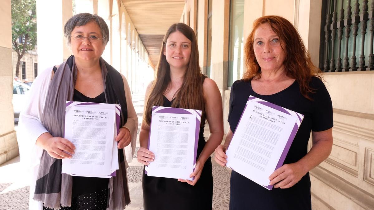 Las dirigentes de Podemos Cristina Gómez, Aurora Ribot y Viviana de Sans, esta mañana en Palma.