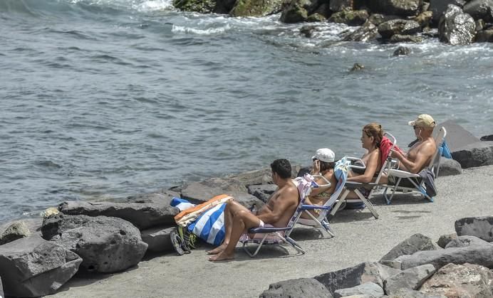 06/08/2017 LAS PALMAS DE GRAN CANARIA.  Calima , calor y un baño refrescante en las piscinas de  La Laja.  FOTO: J.PÉREZ CURBELO