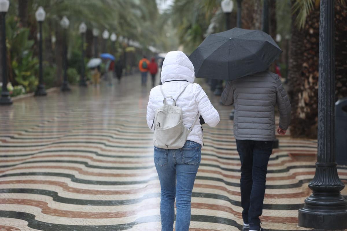 La lluvia cae con fuerza sobre una Alicante en alerta naranja