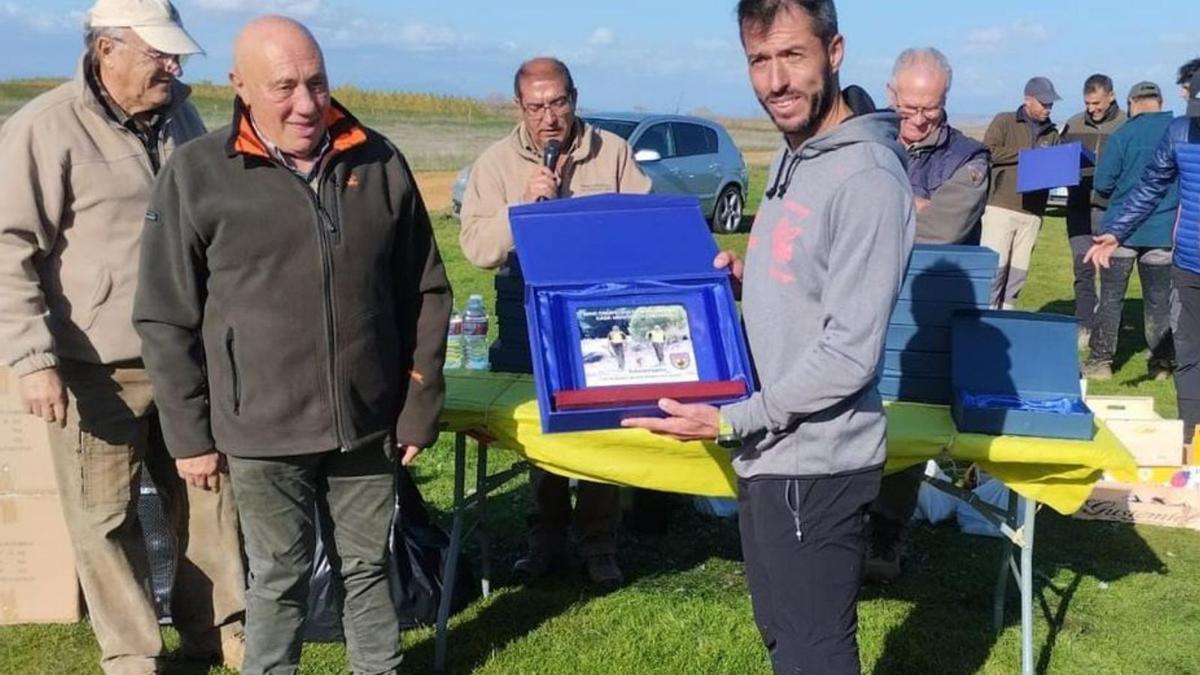 El cazador de Villamayor de Campos recibiendo su trofeo. | LOZ