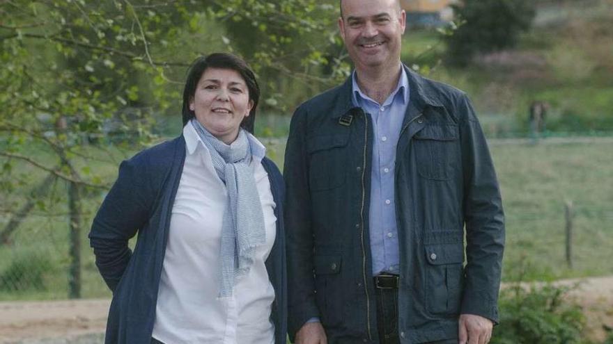 El alcalde, Félix Juncal, con la próxima concejala, Macu Rodríguez, durante la campaña. // ERM