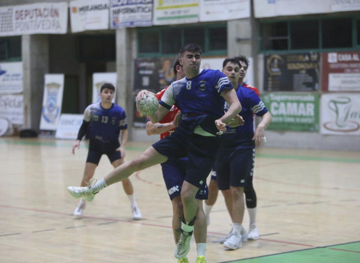 Roque en una jugada del duelo de ayer entre Bueu y Porriño. | SANTOS ÁLVAREZ