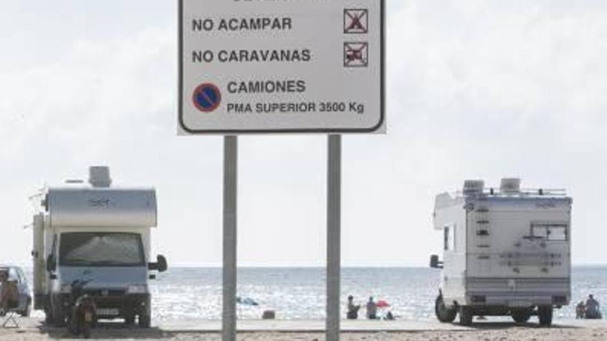Cientos de caravanas han pasado durante este verano por la zona de Aguamarga, en la continuación de la playa de Urbanova, pese a estar prohibida su presencia.