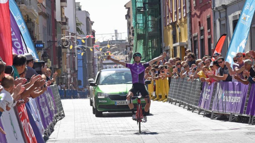 Adriá Moreno alza los brazos para celebrar su doble victoria, la de la etapa y la de la general final.