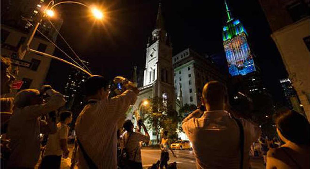 Miles de personas fotografiaron la proyección sobre la fachada del Empire State. 