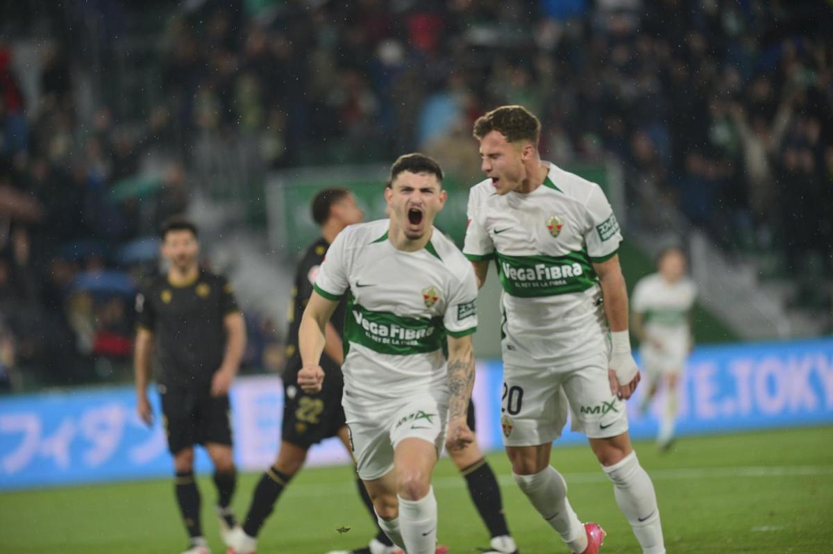 Canario Álvarez celebra su gol frente al Castellón, en el Martínez Valero.