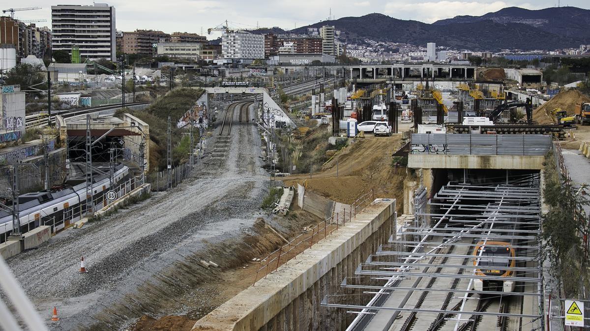 BARCELONA 08 12 2020  Els primers trens amb passatgers passen des d avui per l estacio de La Sagrera La R1 de Rodalies travessa les noves vies 11 anys despres de l inici de les obres  Fotografia de JOAN CORTADELLAS