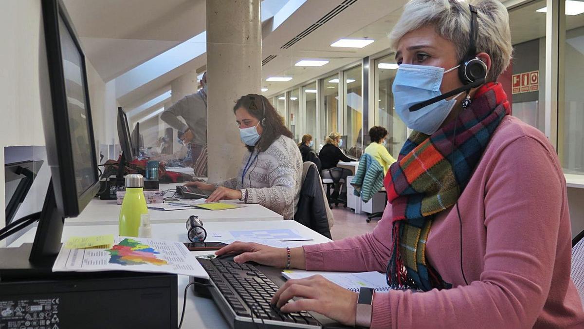 Administrativos trabajando ayer en la nueva centralita encargada de descongestionar los centros de salud.