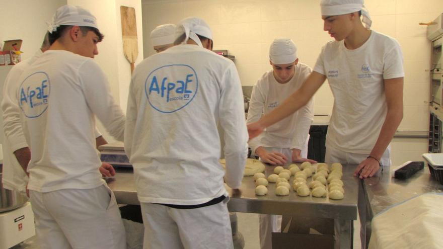 Un grup de joves aprenent l’ofici de flequer.