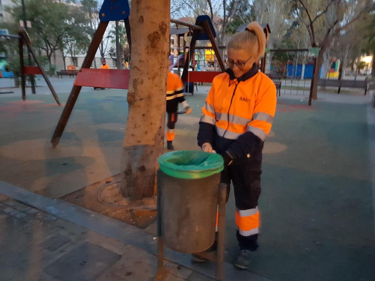 Una trabajadora, en plenas tareas. Una trabajadora, en plenas tareas.