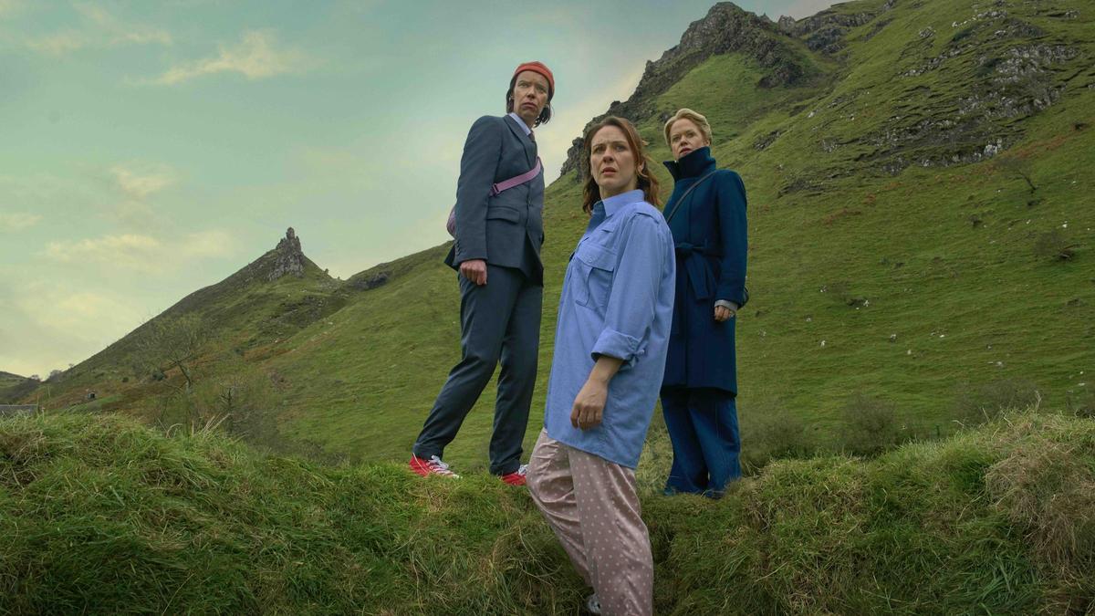 Caoilfhionn Dunne (Dara), Roisin Gallagher (Saoirse) y Sinéad Keenan (Robyn) en 'Cómo llegar al cielo desde Belfast'