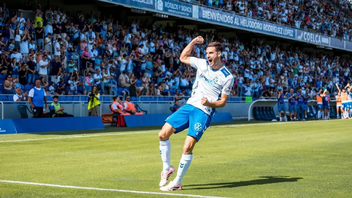 Jesús de Miguel celebra un gol con la camiseta del Tenerife.