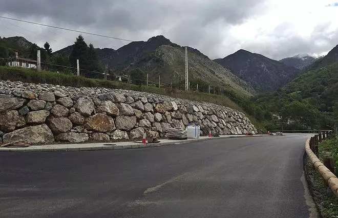 El arreglo de la calzada de Campo de Caso a Bueres, a punto de acabar tras tres años
