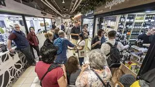 El gobierno de Barcala pasa de querer limitar los puestos de hostelería en los mercados a ampliar su horario en Alicante