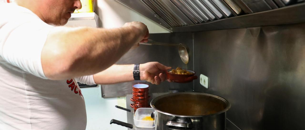 Un cocinero prepara los callos en uno de los establecimientos hosteleros de Vilanova