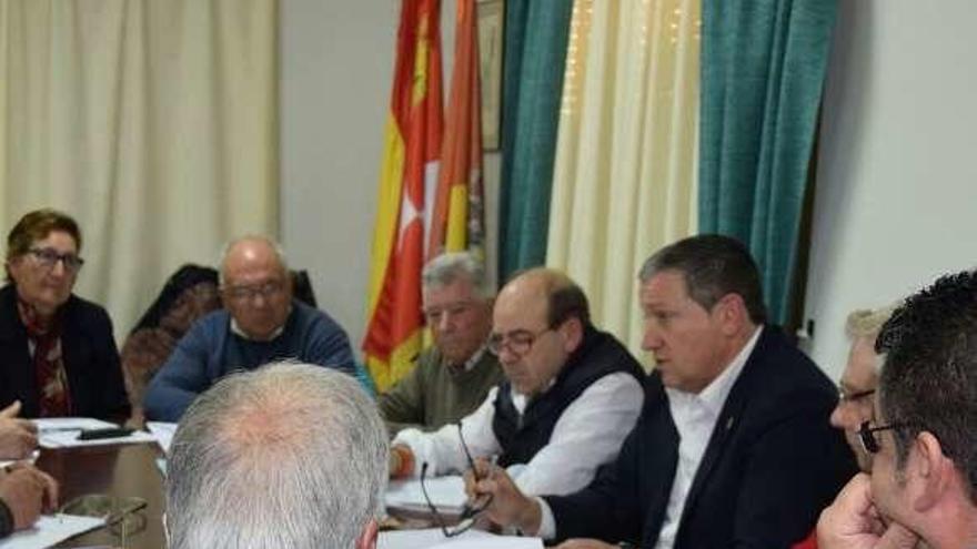 Asamblea de la Mancomunidad y, a la derecha, la modista Rafaela Fernández elabora la capa para Rajoy.