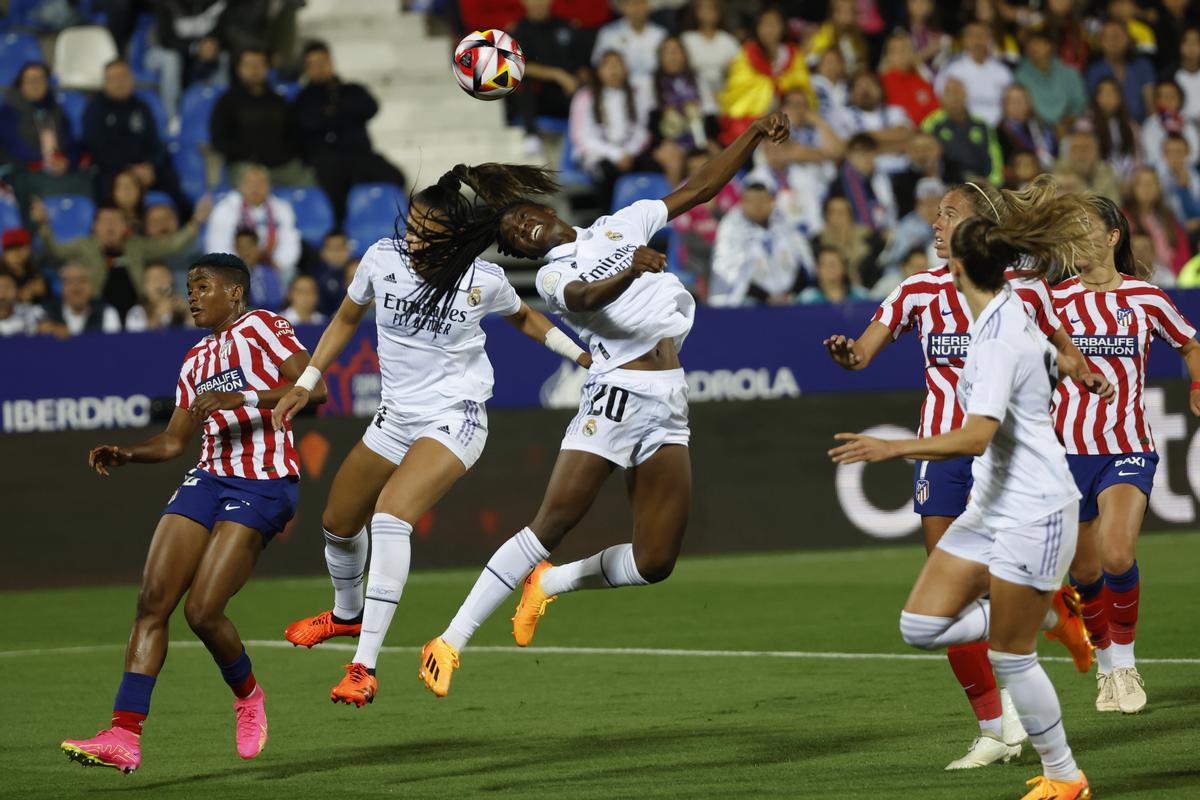 LEGANÉS (C.A. DE MADRID), 27/05/2023.-La centrocampista francesa del Real Madrid Naomie Feller (c) despeja durante el partido de la final de la Copa de la Reina disputado este sábado en el estadio de Butarque, en Leganés. EFE/JuanJo Martín