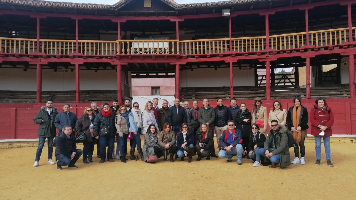 Autoridades, profesores y alumnos posan en una foto en la plaza de toros de la ciudad