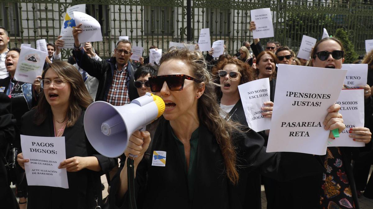 "Somos abogados, no esclavos", el grito de rabia de los letrados del ...