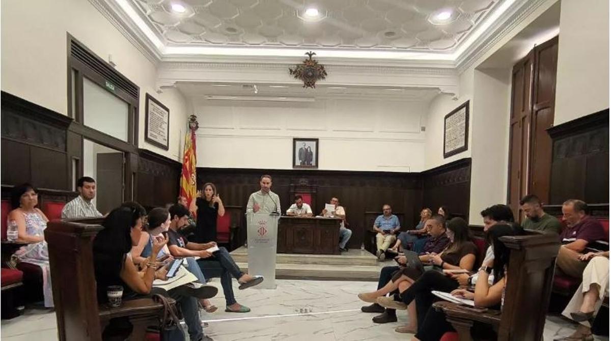 El edil Javier Raro defiende la tarifa en el pleno.