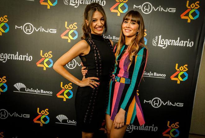Ana Guerra con vestido negro trenzado y Aitana Ocaña con vestido de colores en 'Los 40 Primavera Pop' de Málaga