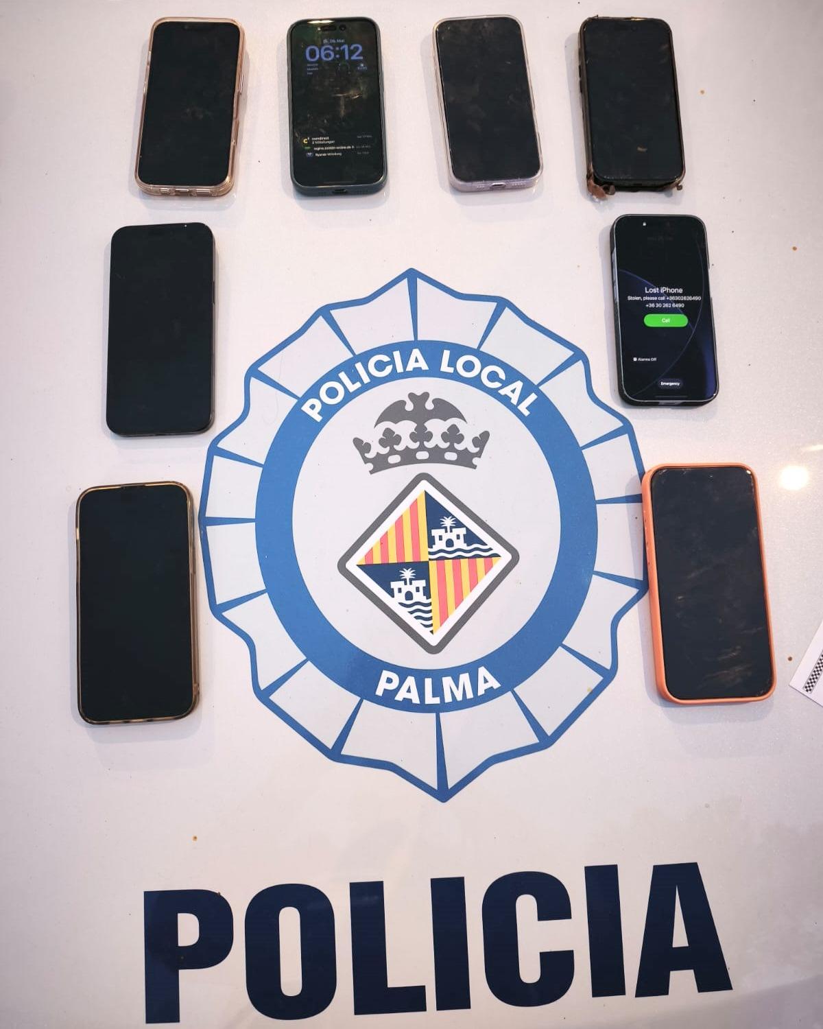 Los móviles recuperados por la Policía Local de Palma.