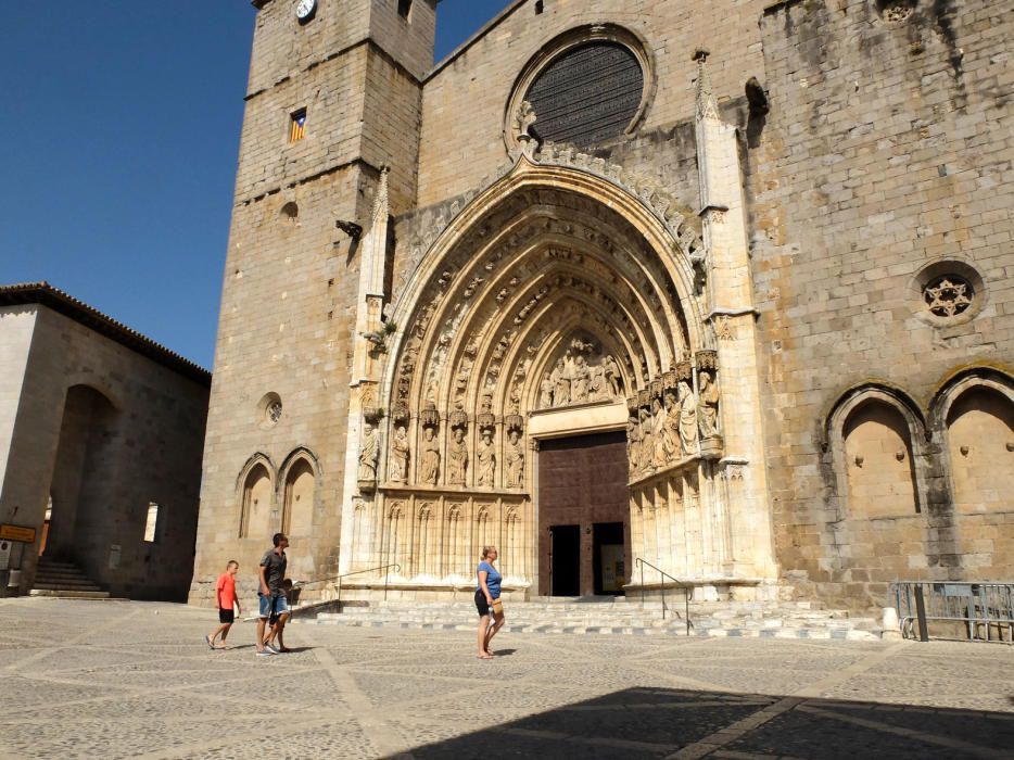 Ruscs d'abelles a la Basílica de Castelló d'Empúries