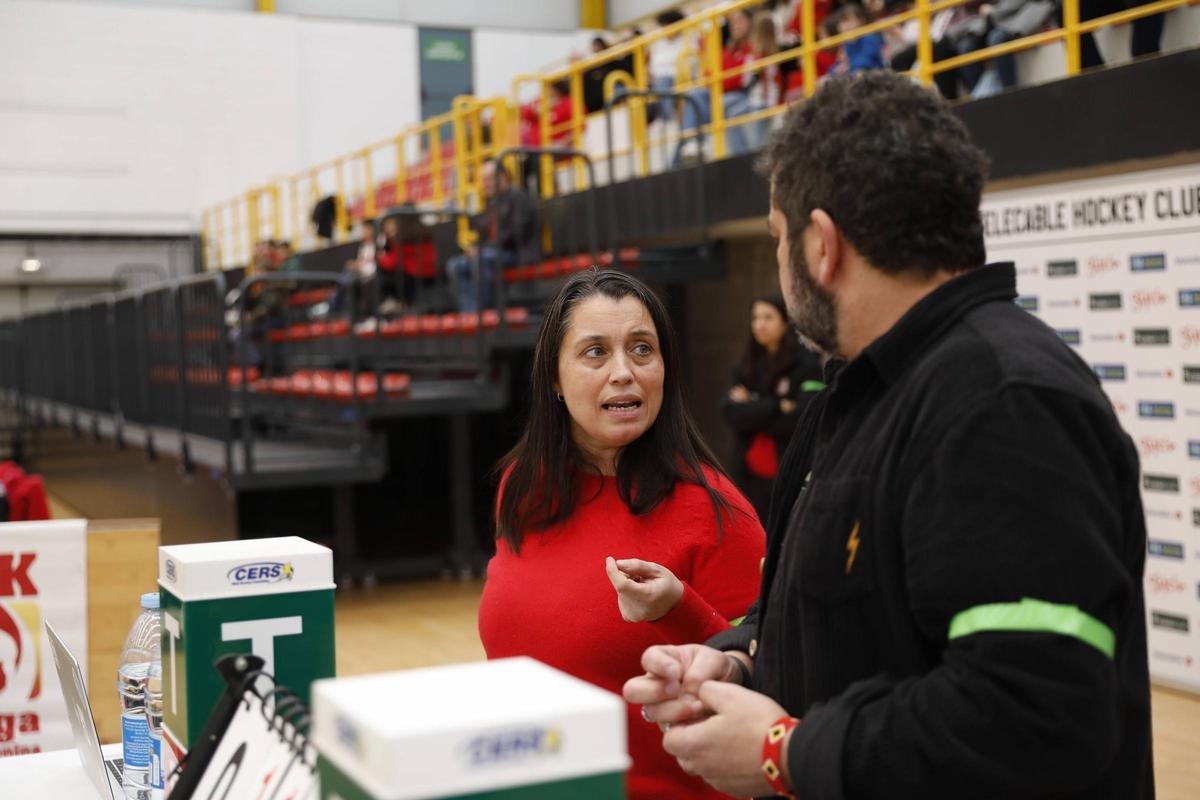 Eva Friera, en la mesa del Telecable-Cerdanyola.