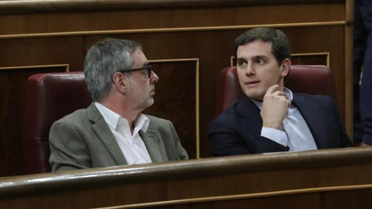 José Manuel Villegas y Albert Rivera, el martes, en el Congreso de los Diputados.