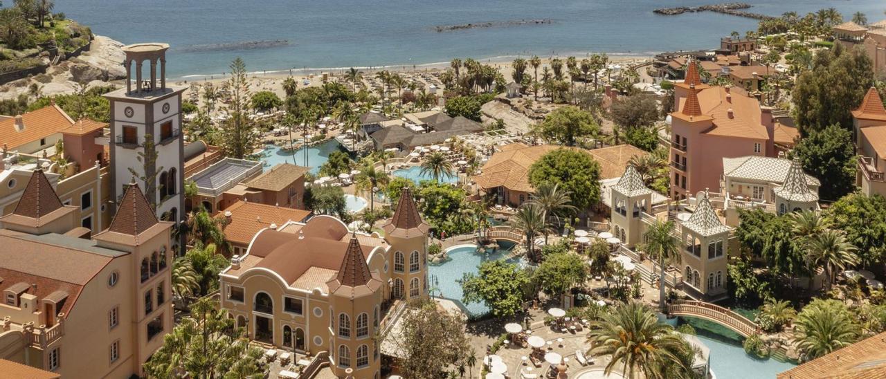 Una vista panorámica del complejo alojativo Hotel Bahía del Duque.