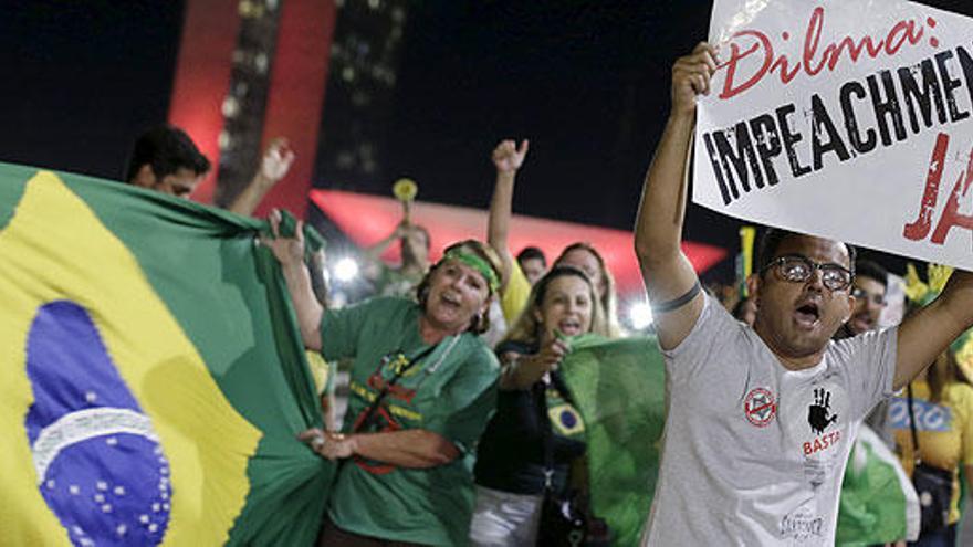 Manifestantes piden abrir el juicio a Rousseff.