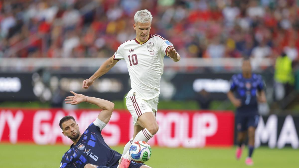 Rodrigo Bentancur (i) de Uruguay disputa el balón con Dani Olmo de España este viernes, en un partido del grupo H del Mundial de la FIFA 2026 entre Uruguay y España en el estadio Akron en Guadalajara (México)