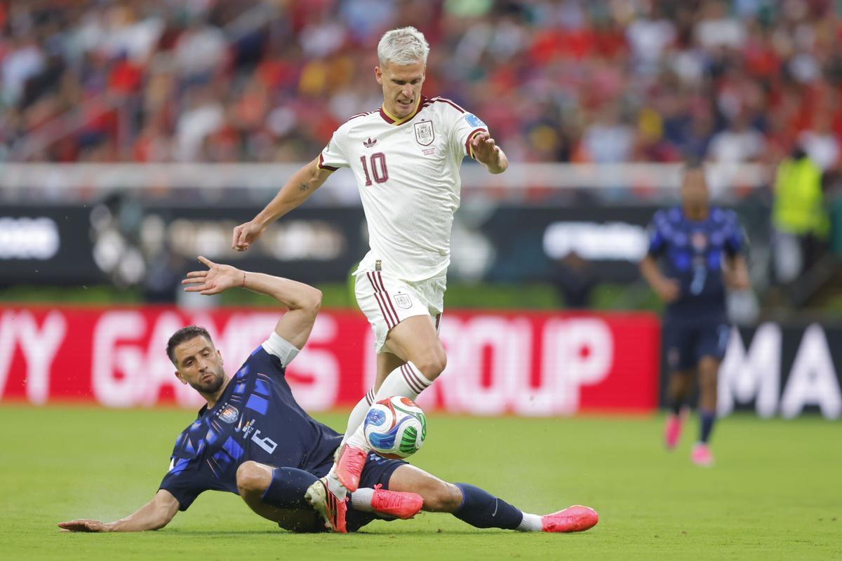 GR6105. GUADALAJARA (MÉXICO), 26/06/2026.- Rodrigo Bentancur (i) de Uruguay disputa el balón con Dani Olmo de España este viernes, en un partido del grupo H del Mundial de la FIFA 2026 entre Uruguay y España en el estadio Akron en Guadalajara (México). EFE/ Francisco Guasco
