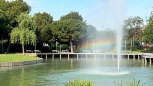 El parque de la Solidaridad del Prat de Llobregat, uno de los refugios climáticos del AMB para el verano de 2025.