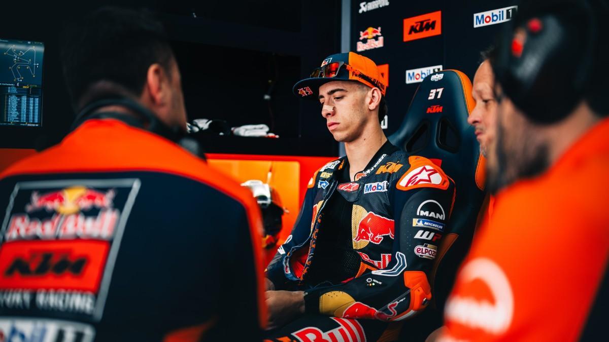 Pedro Acosta trabajando en el box de KTM en el Gran Premio de España