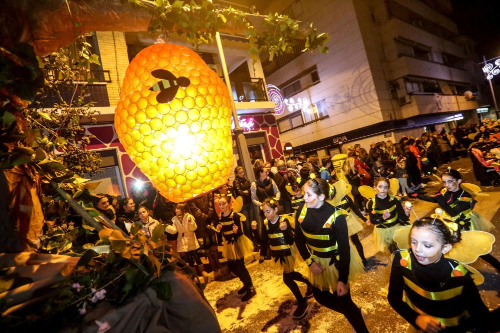 Cientos de disfraces invaden las calles de l`Alfàs del Pi