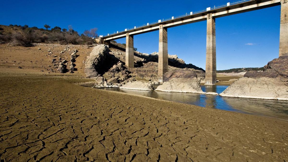 El embalse de Ricobayo completamente seco durante el polémico vaciado registrado en este año 2021. | |  LOZ