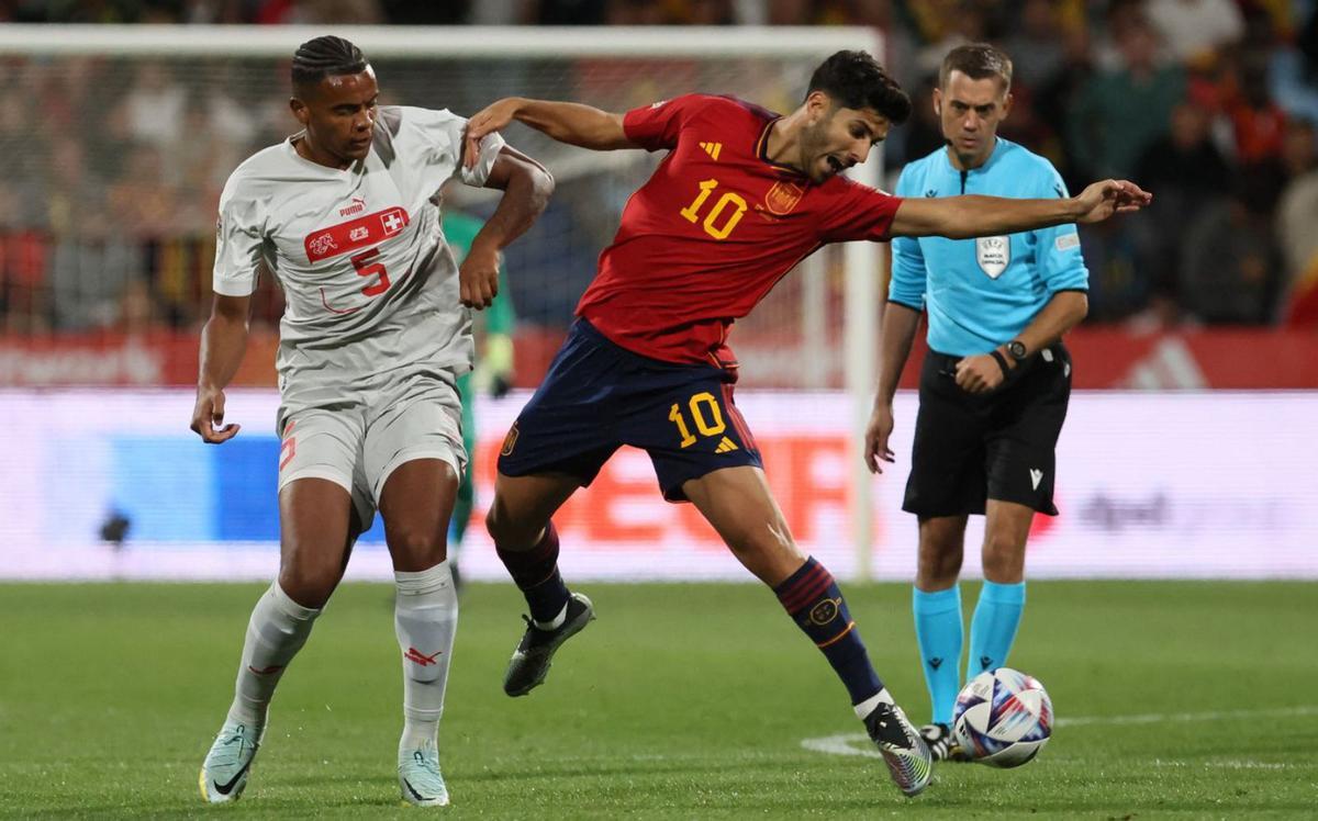 Marco Asensio puga por un balón con Manuel Akanji durante el partido contra Suiza. |  // EFE