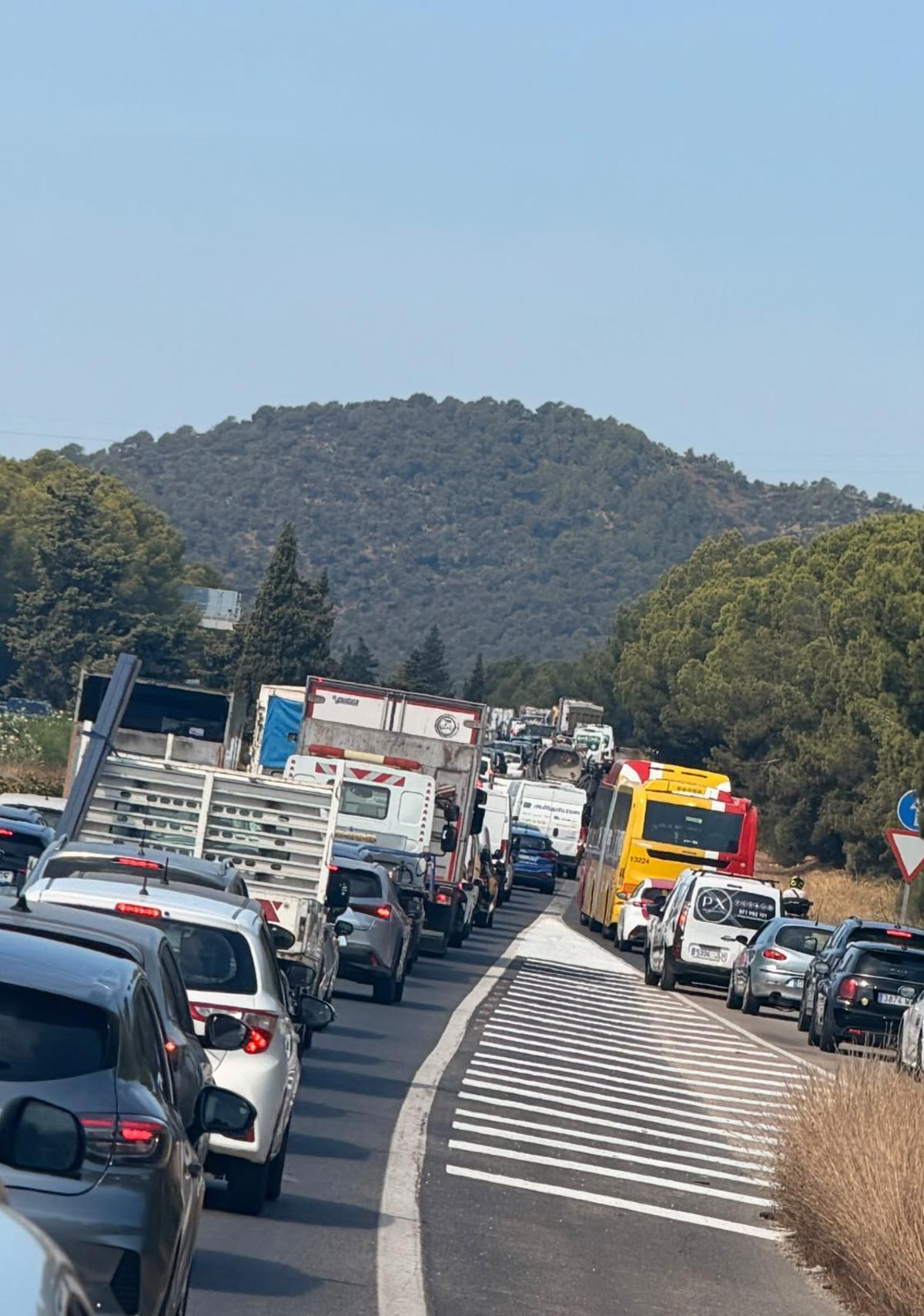 Kilometerlanger Stau auf der Ma-1 Richtung Palma
