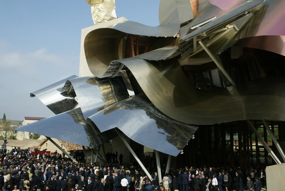 10-10-06.EL CIEGO. Vista general del nuevo hotel-espa de la bodega Marques de Risqual en El Ciego. FOTO VINCENT WEST. VINO , BODEGAS , INAUGURACION CIUDAD DEL VINO EN LAS BODEGAS DE MARQUES DE RISCAL ,  EDIFICIOS SINGULARES  , EDIFICIO DISEÑO DISEÑADO  POR FRANK GEHRY , HOSTELERIA HOTELES HOTEL _ INAUGURACION