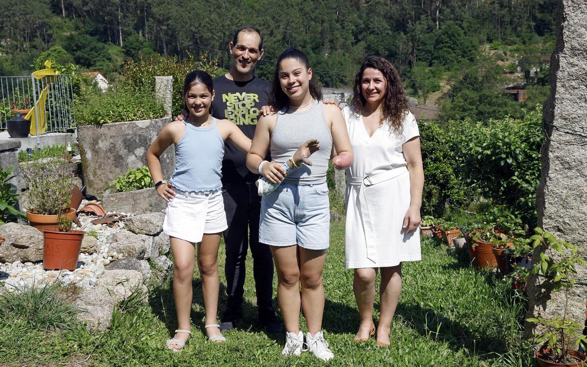 Sonia Río y Manuel González, padres de Aitana, que nació sin mano izquierda, y Alegra, en el exterior de su casa en Cans