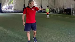 Un entrenador decidido a seguir formando a pequeños futbolistas en un Líbano en guerra
