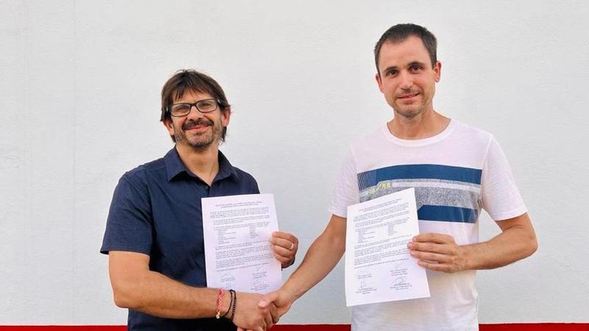 Vicent Alfons (Compromís) y Raúl Mínguez (PSOE) tras el acuerdo alcanzado el viernes a última hora de la tarde.
