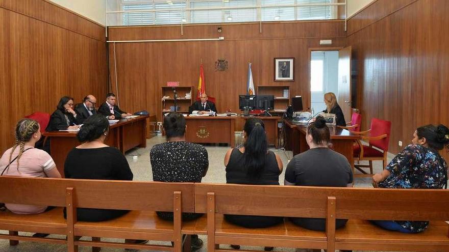 Seis de los siete acusados por desorden público, en el banquillo ayer. // Gustavo Santos